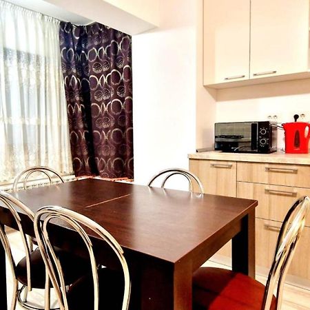 Big & Cosy Apartment With 3 Double Beds & 2 Bathrooms 雅西 外观 照片