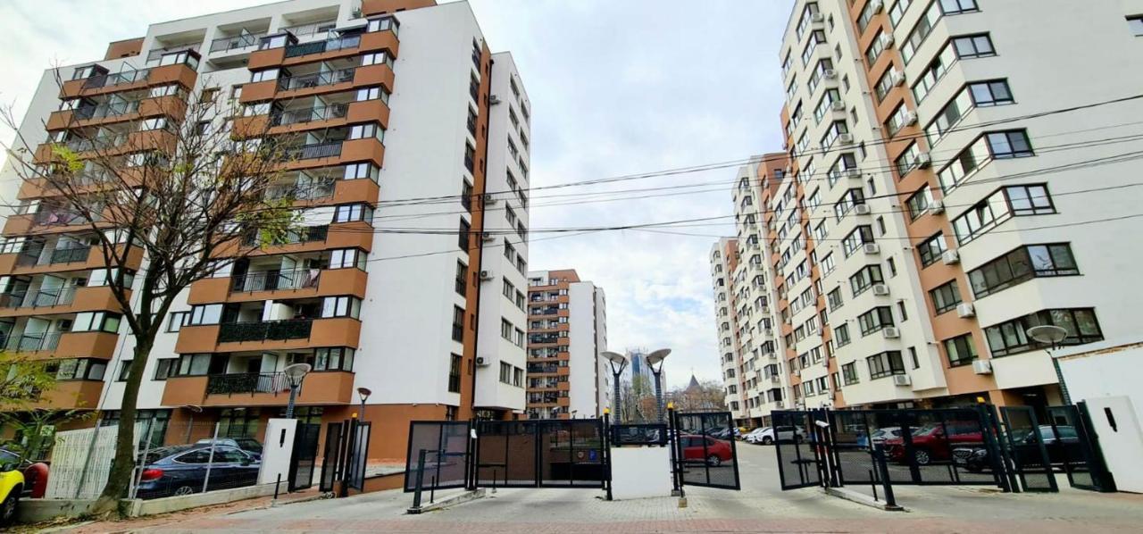 Big & Cosy Apartment With 3 Double Beds & 2 Bathrooms 雅西 外观 照片