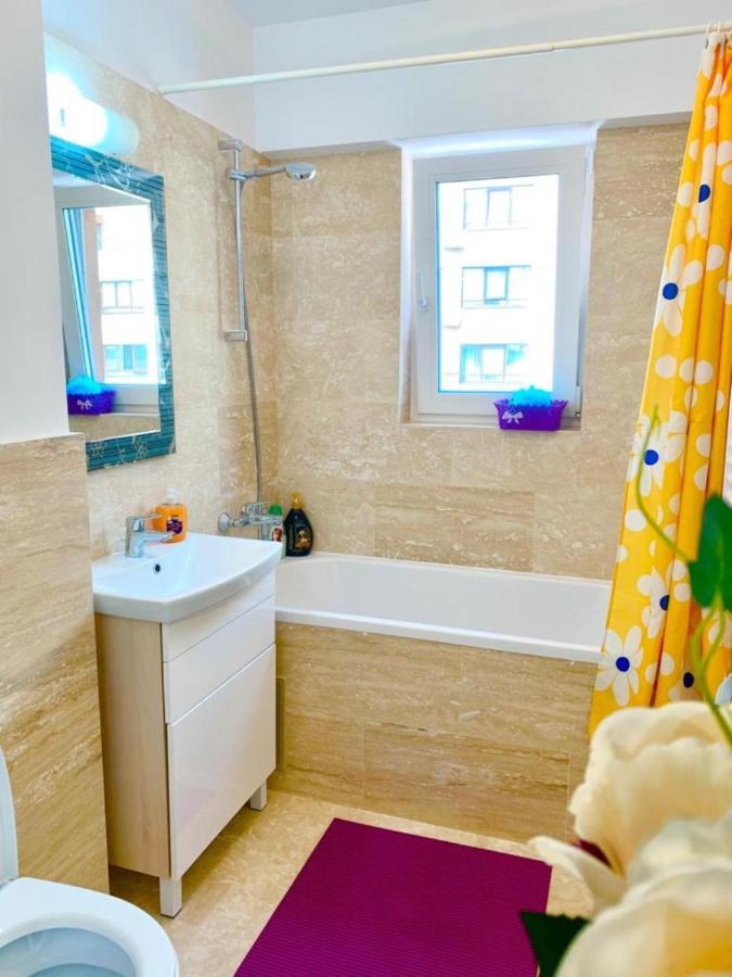 Big & Cosy Apartment With 3 Double Beds & 2 Bathrooms 雅西 外观 照片