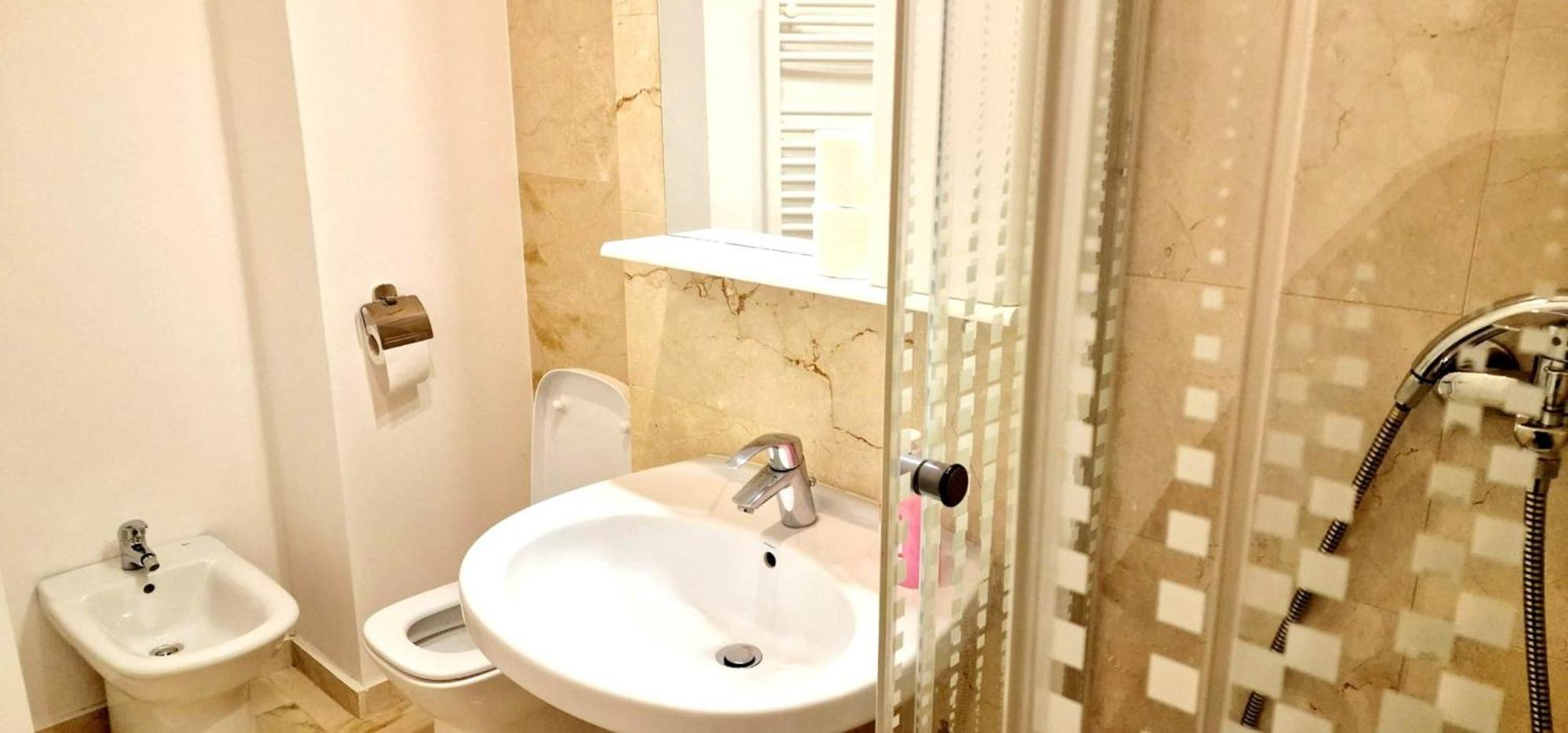 Big & Cosy Apartment With 3 Double Beds & 2 Bathrooms 雅西 外观 照片
